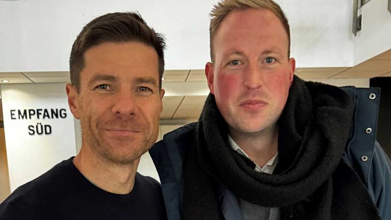 Tim Stegmann (r.) zusammen mit Xabi Alonso in Leverkusen.