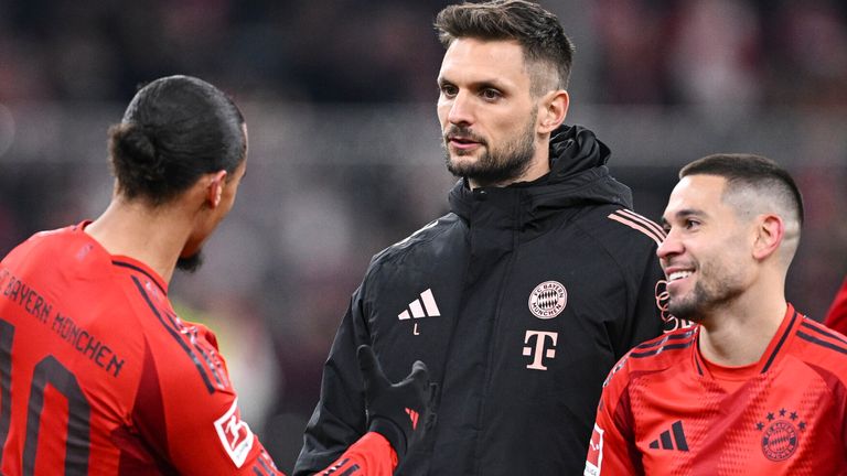 Sven Ulreich (M.) bleibt beim FC Bayern. 