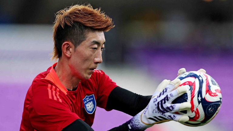 Hyeon-woo Jo wärmt sich bei der Klub-WM für das Spiel gegen Sundowns auf.
