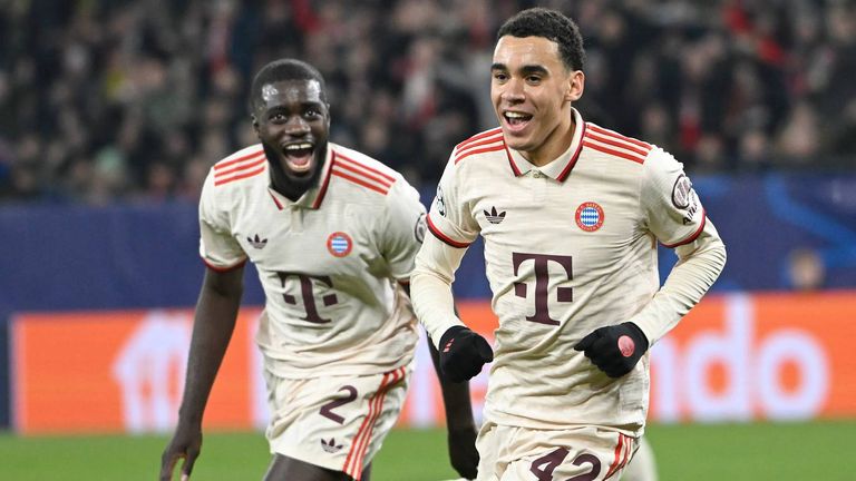 Jamal Musiala (r.) und Dayot Upamecano (l.) sind wieder zurück im Bayern-Training.