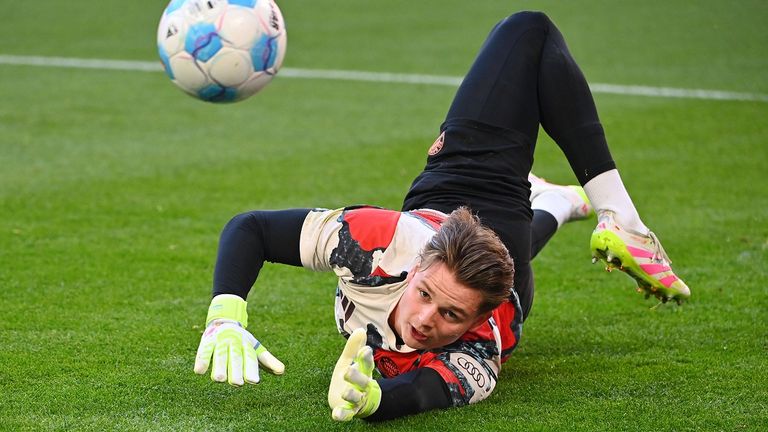 Jonas Urbig wird bei der Klub-WM voraussichtlich kein Spiel für den FC Bayern bestreiten.