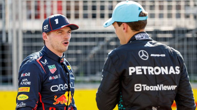 Max Verstappen (l.) im Gespräch mit George Russell.