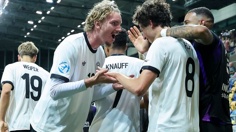Die deutsche U21 um Nick Woltemade (M.) will sich im Finale gegen England mit dem Titel belohnen. 