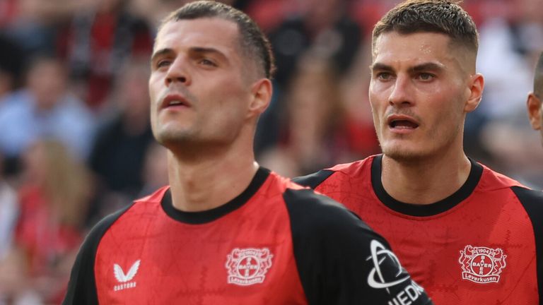 Granit Xhaka (l.) lässt seine Zukunft bei Bayer Leverkusen offen. 