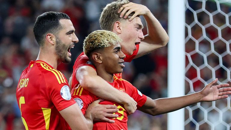 Lamine Yamal (M.) bejubelt seinen ersten Treffer für Spanien gegen Frankreich. 
