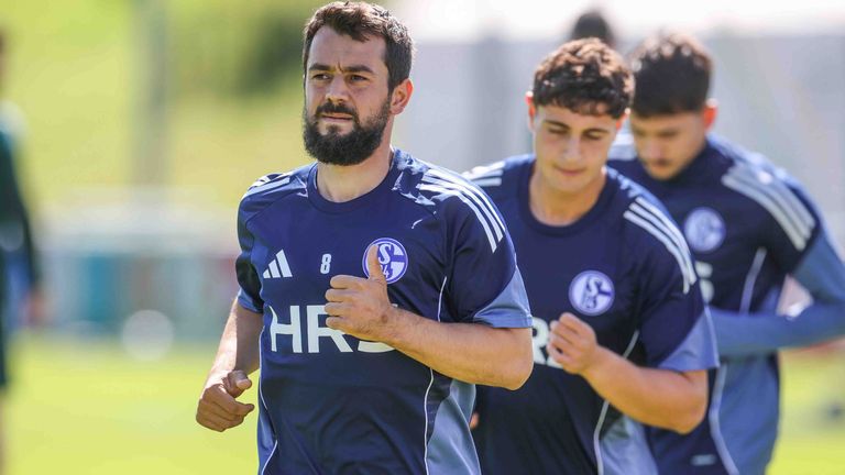 Amin Younes läuft beim Trainingsauftakt seines FC Schalke 04 seine ersten Runden der neuen Saison.