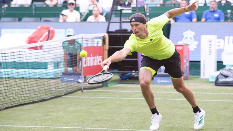 Alexander Zverev beweist am Netz sein feines Händchen und zaubert den Ball auf die Seite von Cobolli.