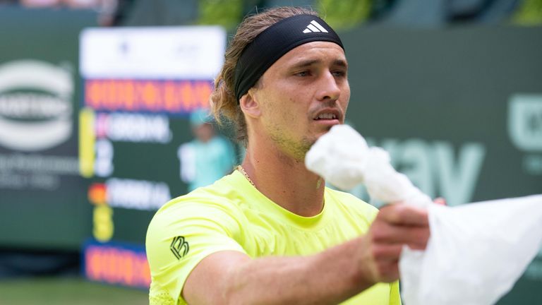 Alexander Zverev reicht einen Eisbeutel für die Verletzte.