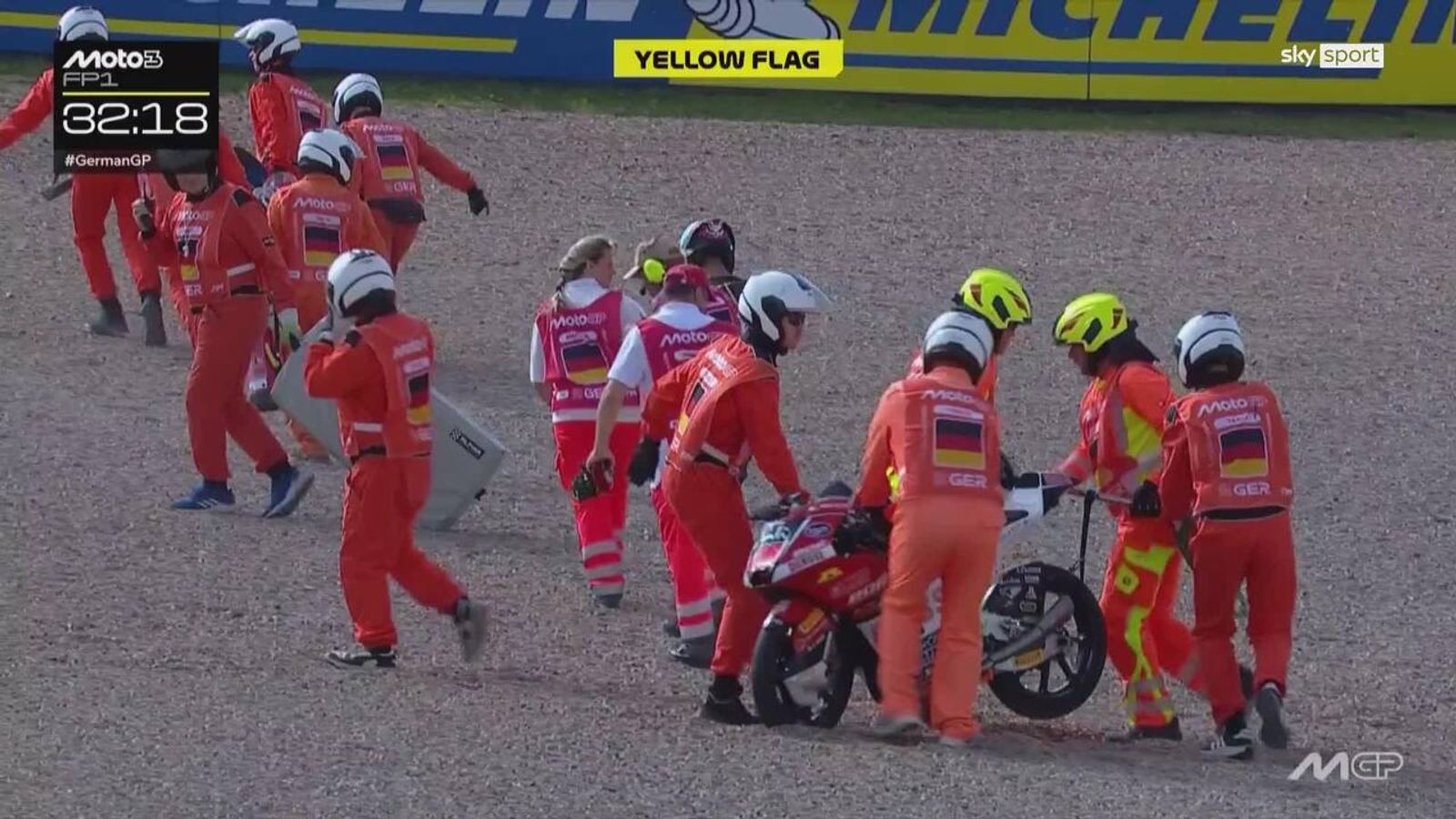 Rauch Racing Moto3: Es geht los am Sachsenring! Stürze und Rauch in FP1 | In-Race ...