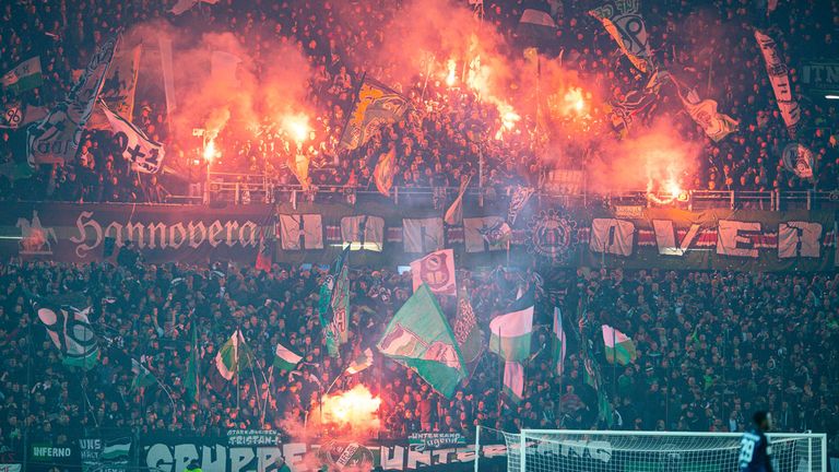 Die Fans von Hannover 96 zünden Pyrotechnik im Spiel gegen den SC Paderborn.