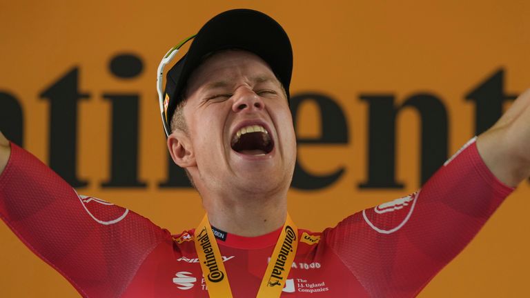 Jonas Abrahamsen celebrates auf dem Podium nach dem Sieg der elften Etappe der Tour de France. 