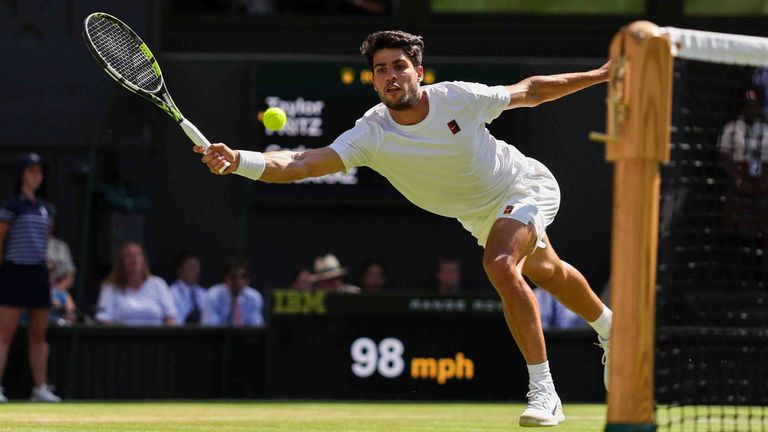 Carlos Alcaraz steht nach dem Sieg gegen Taylor Fritz erneut im Finale von Wimbledon.