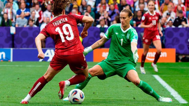 Ann-Katrin Berger bei Deutschlands 2:1-Sieg im direkten Duell mit der Dänin Thomsen.