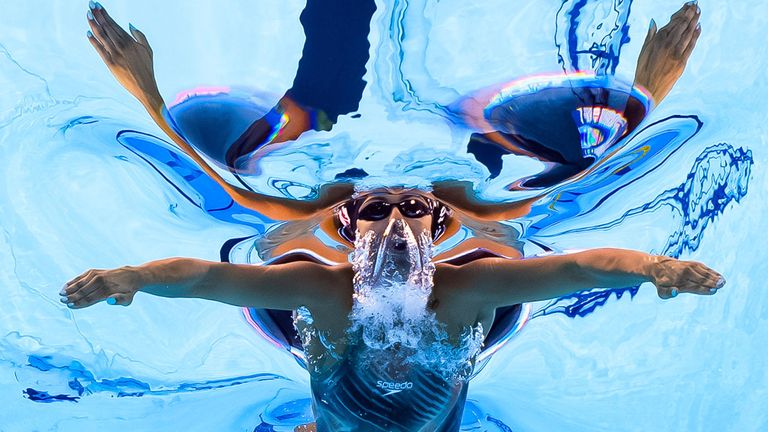 Anna Elendt holt Gold für Deutschland bei der Schwimm-WM in Singapur.