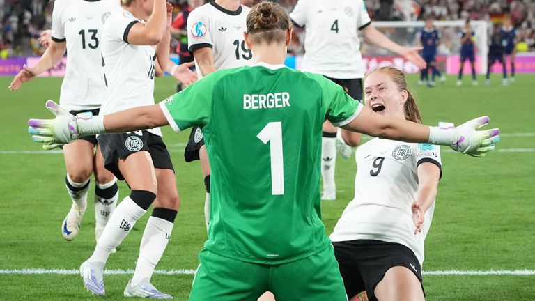 Ann-Katrin Berger avanciert zur Heldin und führt die DFB-Frauen im Elfmeterschießen gegen Frankreich ins EM-Halbfinale.