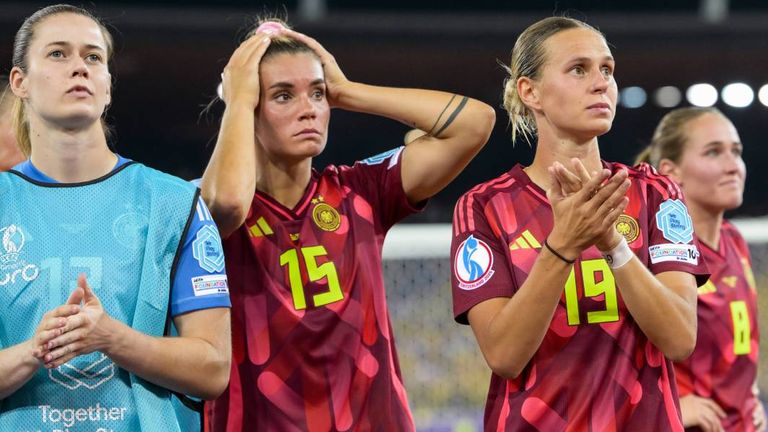 Die deutsche Frauen-Nationalmannschaft ist enttäuscht nach der herben Abreibung gegen Schweden.
