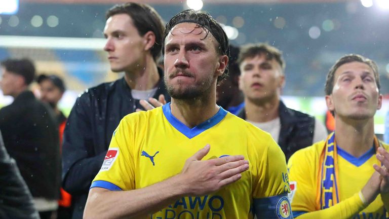 Ermin Bicakcic verabschiedet sich bei den Fans von Eintracht Braunschweig.