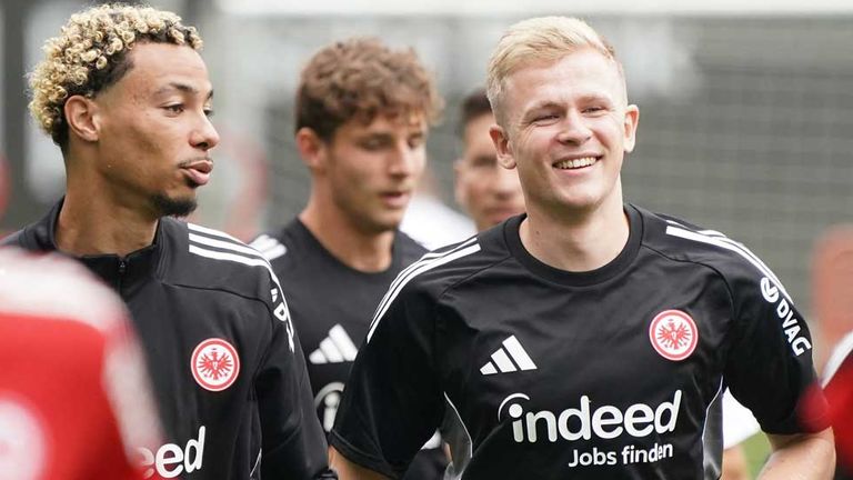 Jonathan Burkardt (r.) und Hugo Ekitike sind beim Frankfurter Saisonauftakt gut gelaunt.