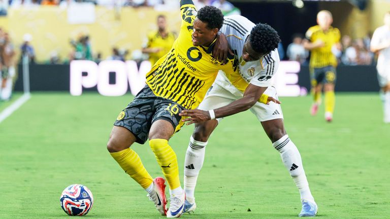 BVB-Akteur Julien Duranville (l.) verletzte sich bei der Klub-WM gegen Real Madrid.