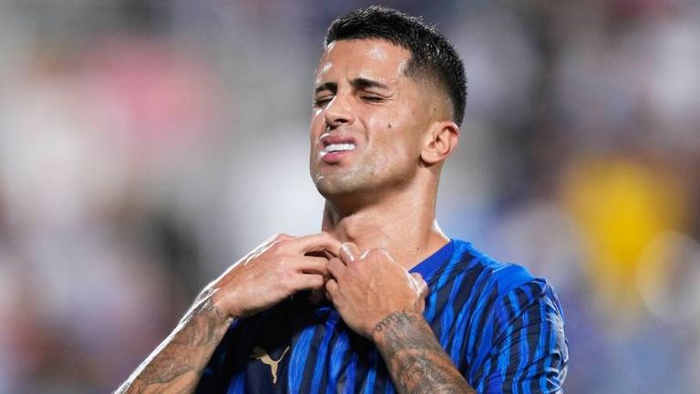 Joao Cancelo weint bei der Schweigeminute um Diogo Jota. 