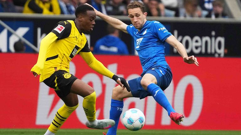 Arthur Chaves (r.) verlängert seinen Vertrag bei der TSG Hoffenheim langfristig.