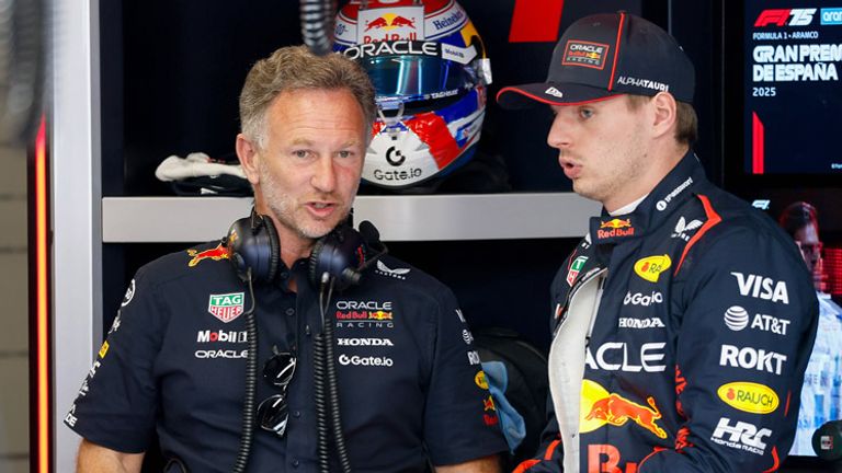 red-Bull-Teamchef Christian Horner (l.) im Gespräch mit Superstar Max Verstappen.