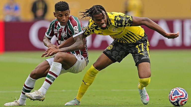 Carney Chukwuemeka (r.) setzt sich hier in Diensten des BVB bei der Klub-WM gegen Hercules von Fluminense durch.