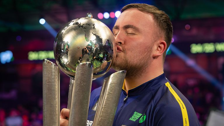 Luke Littler löst Michael van Gerwen als jüngsten Weltmeister der Darts-Geschichte ab. 