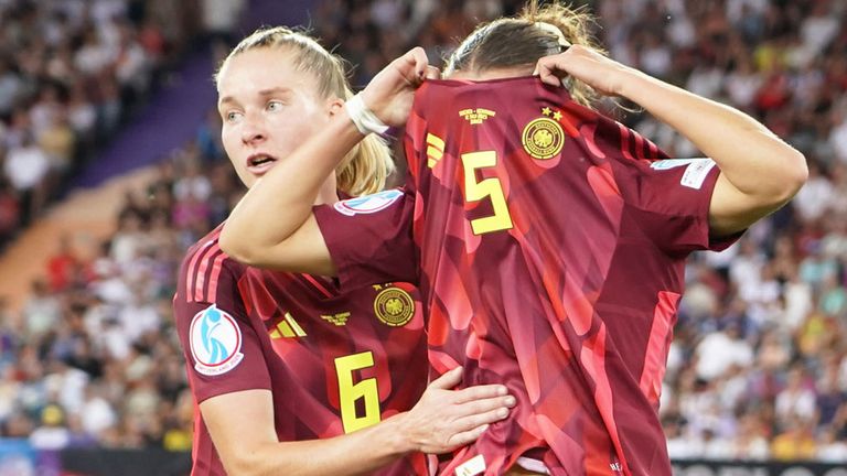 Deutschlands Carlotta Wamser (r.) fliegt bei der EM gegen Schweden vom Platz.