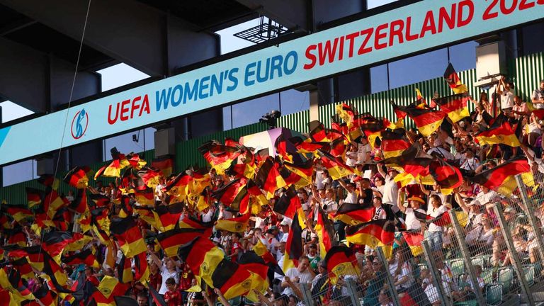 Die deutschen Fußballerinnen dürfen sich beim zweiten EM-Gruppenspiel gegen Dänemark in Basel auf große Unterstützung freuen.