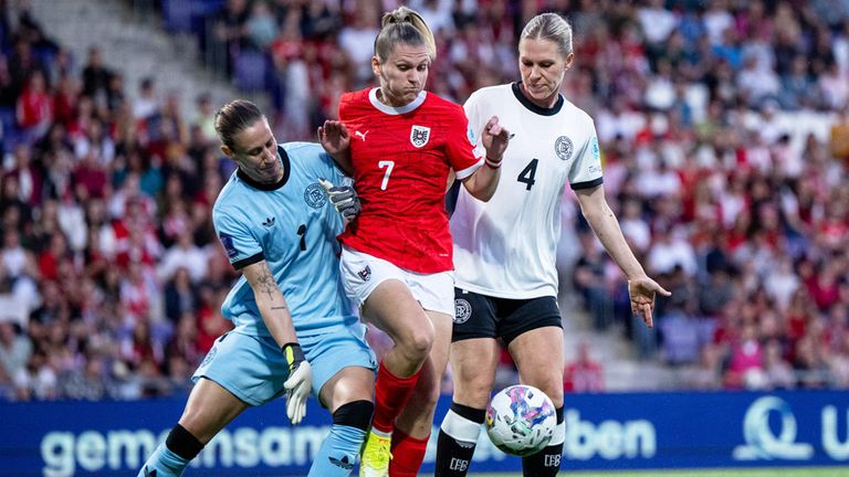 Rebecca Knaak (r.) verteidigt DFB-Keeperin Ann-Katrin Berger (l.).