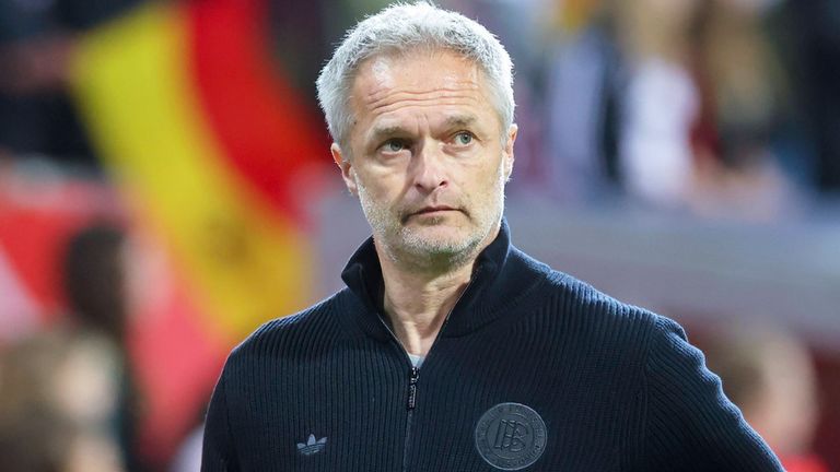 Bundestrainer Christian Wück und die DFB-Frauen treffen beim EM-Auftakt auf Polen.