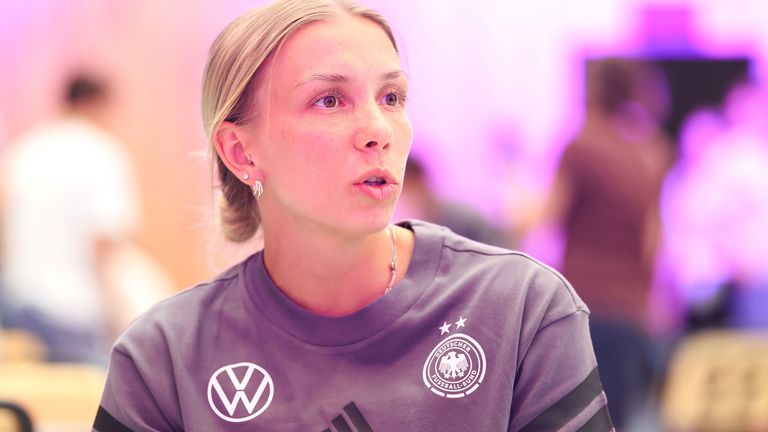 DFB-Mittelfeldspielerin Elisa Senß spricht auf der PK vor dem abschließenden EM-Gruppenspiel der deutschen Frauenfußball-Nationalmannschaft