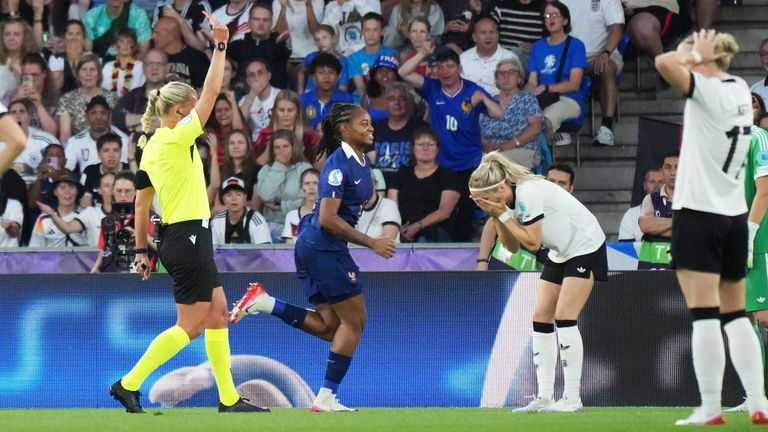 DFB-Sportdirektorin Nia Künzer nimmt Rotsünderin Kathrin Hendrich in Schutz.