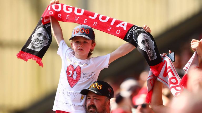 Dieser junge Fan hält einen Diogo-Jota-Schal in die Höhe. 
