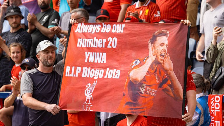 Liverpool-Fans nehmen Abschied von Diogo Jota. Beim Testspiel bei Preston North Ende sind überall Plakate and Banner zu sehen, die an den ve