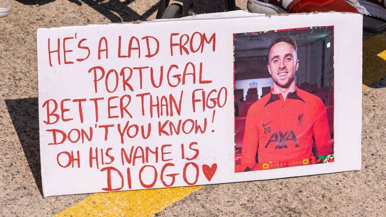 Auch Plakate mit dem Text des Songs, den Liverpool-Fans speziell für Diogo Jota entworfen haben, sind zu sehen. 
