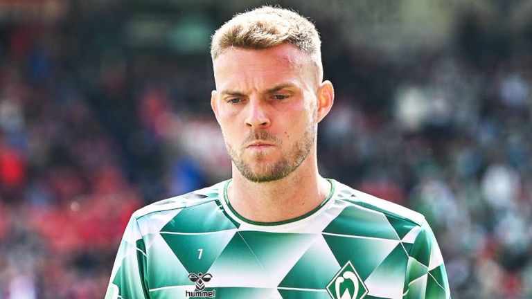 Werder-Angreifer Marvin Ducksch verletzt sich im ersten Training unter Horst Steffen an der Wade. 