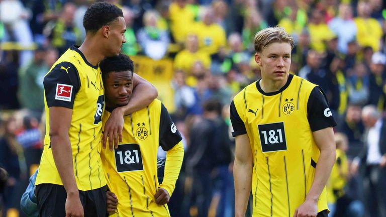 Julien Duranville (M.) droht ein langer Ausfall bei Borussia Dortmund.