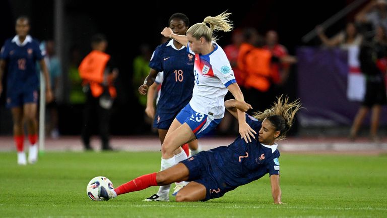 Titelverteidiger England verliert zum EM-Auftakt.
