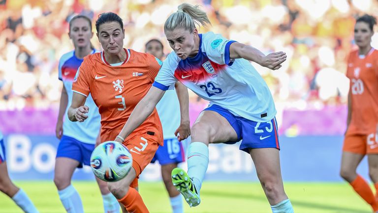 Titelverteidiger England um Angreiferin Alessia Russo meldet sich nach der Auftaktniederlage gegen Frankreich eindrucksvoll mit einem 4:0-S