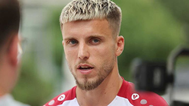 Torjäger Ermedin Demirovic will mit dem VfB nach dem Sieg im DFB-Pokalfinale weitere Titel gewinnen.
