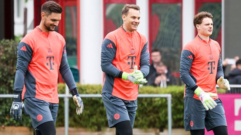 Der FC Bayern setzt auch in der neuen Saison auf die Torhüter Manuel Neuer (m.), Jonas Urbig (r.) und Sven Ulreich.