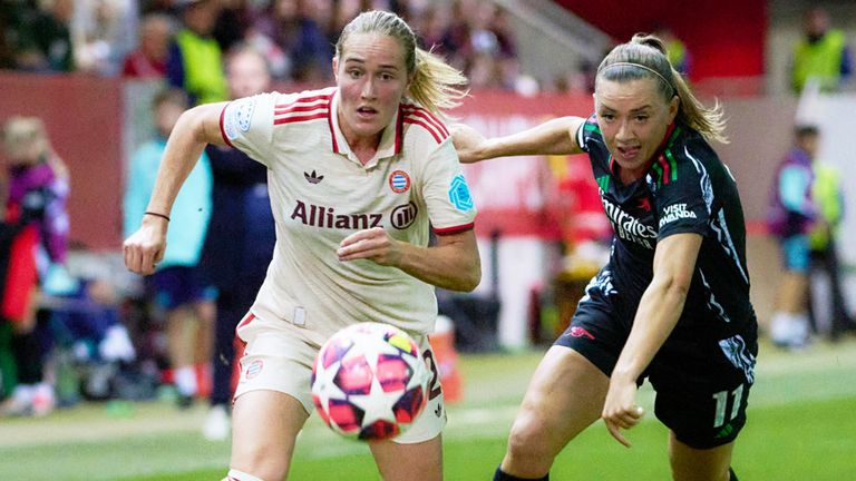Sydney Lohmann (l.) wechselt vom FC Bayern zu Manchester City.
