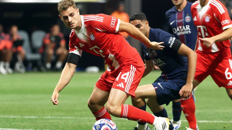 Bayerns Josip Stanisic (v.) muss gegen PSG verletzt ausgewechselt werden.