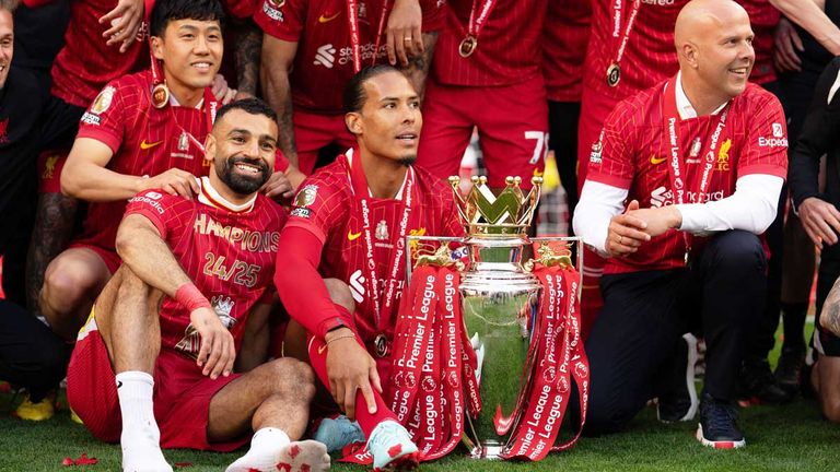 Liverpools Trainer Arne Slot (r.) nach dem Gewinn der Premier League zusammen mit den Spielern Endo, Salah und van Dijk.