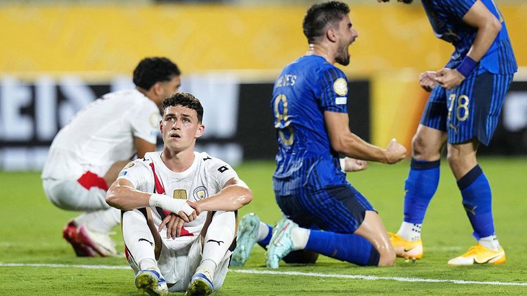 Phil Foden (2. von l.) ist sichtlich enttäuscht nach dem Ausscheiden bei der Klub-WM.