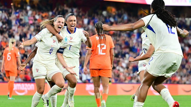 Frankreichs Frauen holen sich durch einen Sieg gegen die Niederlande den Gruppensieg und treffen im Viertelfinale nun auf Deutschland. 