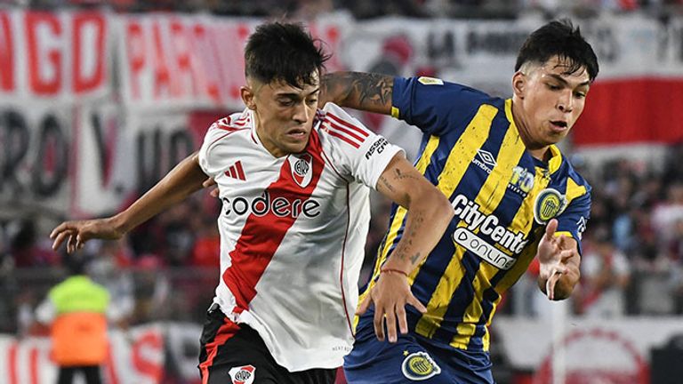 Rosario-Abwehrjuwel Juan Gimenez (r.) hier im Zweikampf mit Pablo Solari von River Plate.