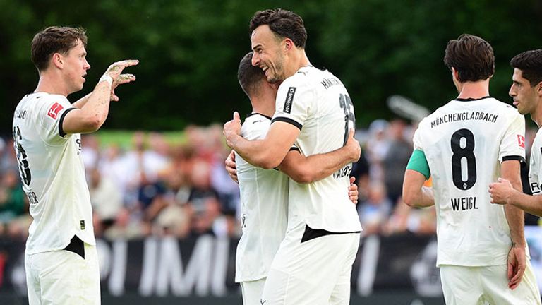 Haris Tabakovic bejubelt mit seinen neuen Gladbach-Teamkollegen ein Tor.